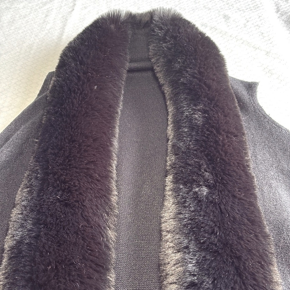 Women’s Unbranded Black Faux Fur Trim Knit Swing Vest - Picture 3 of 5